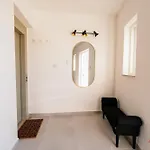 A Bright & Beautiful Апартаменты *
